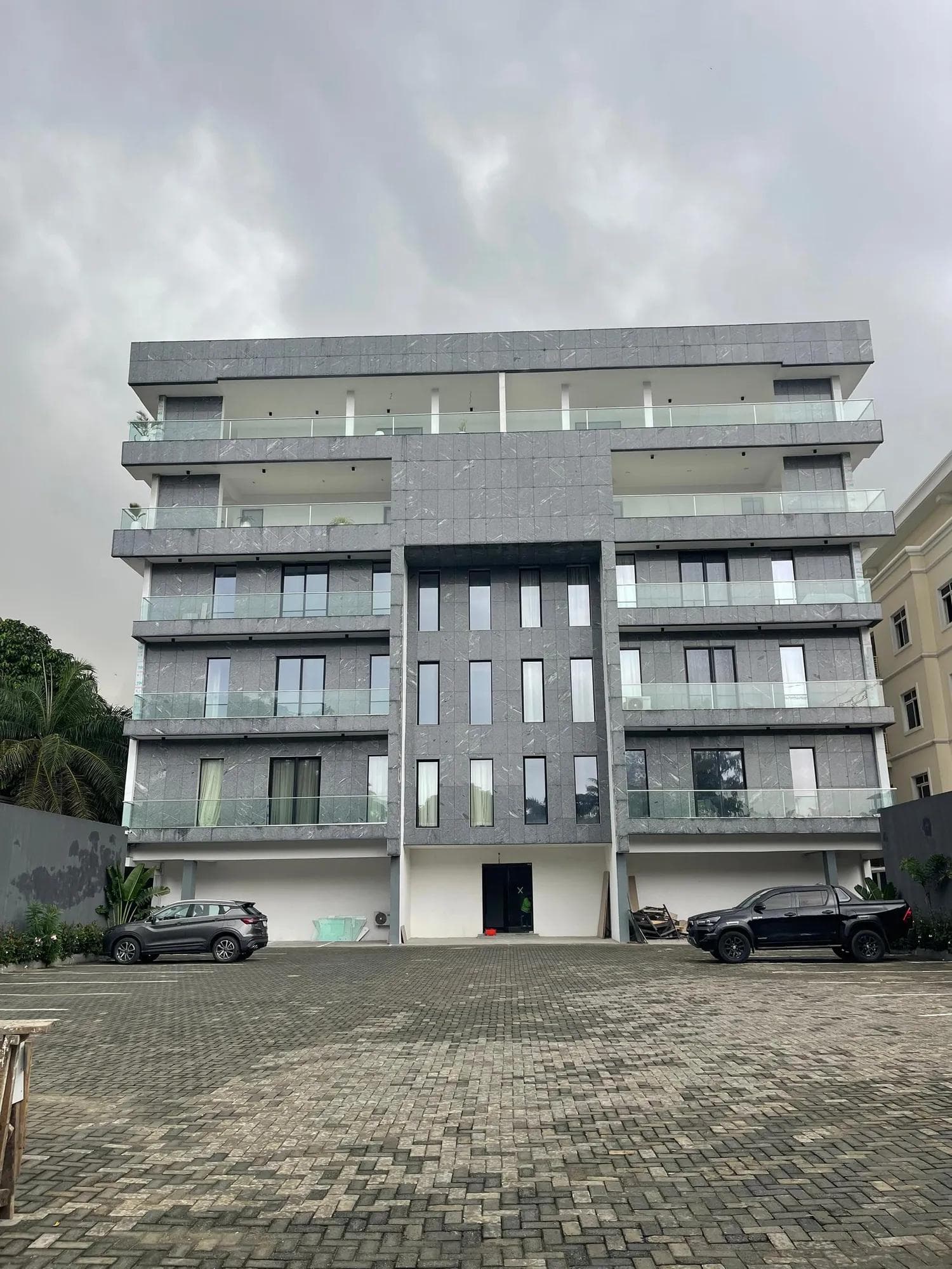 The completed Pelican Cove frontage on Thompson Avenue, Ikoyi